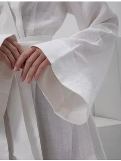 Short Robe in White Linen.