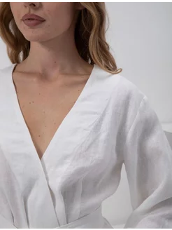 Short Robe in White Linen.