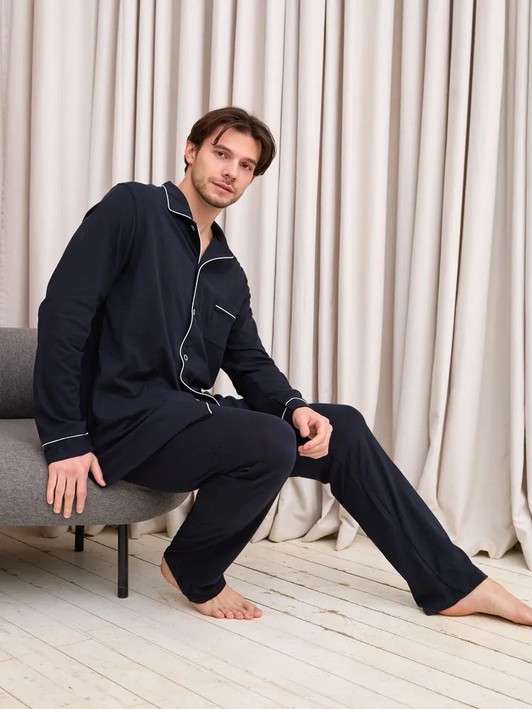 Loungewear in Black Soft Rayon.