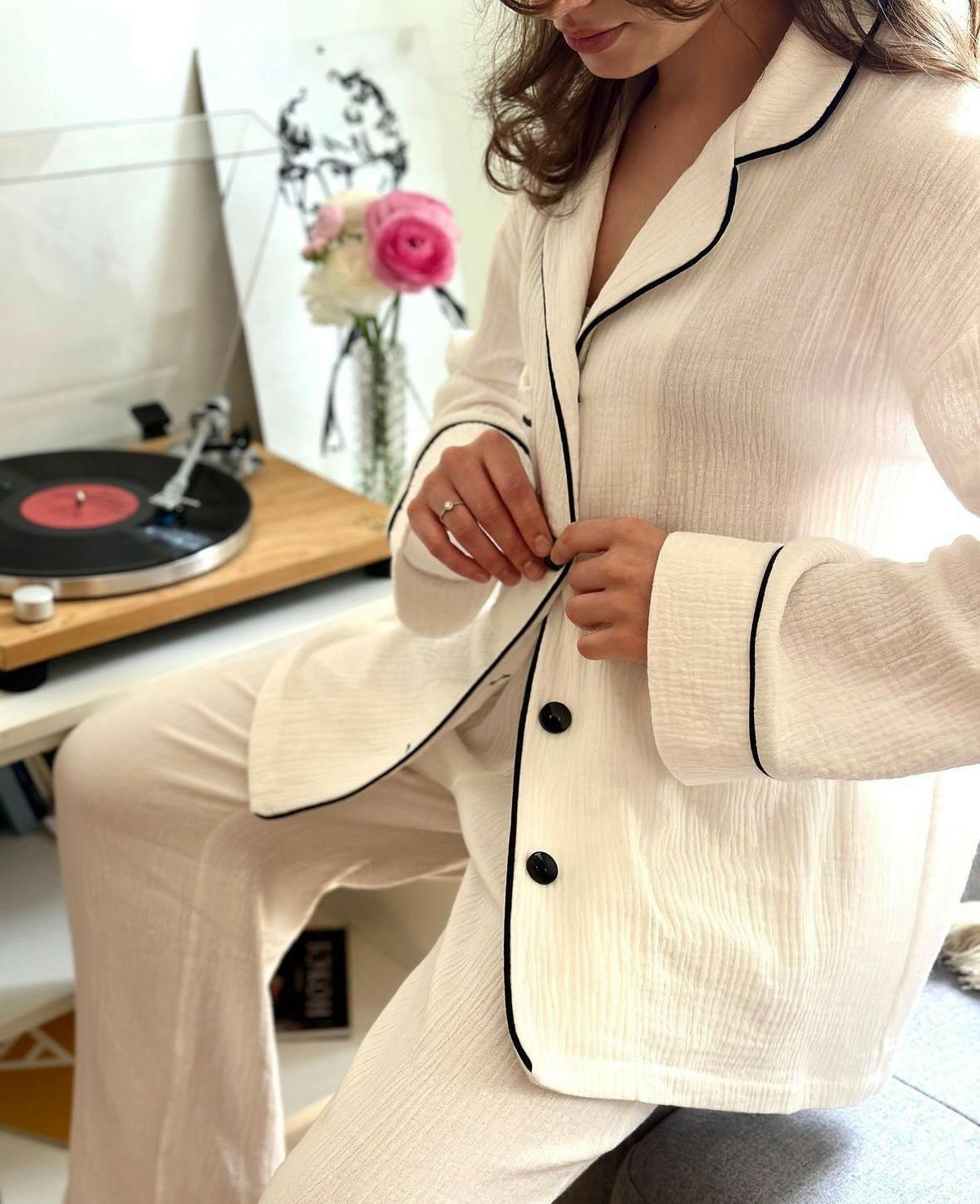Pajama set in Muslin.